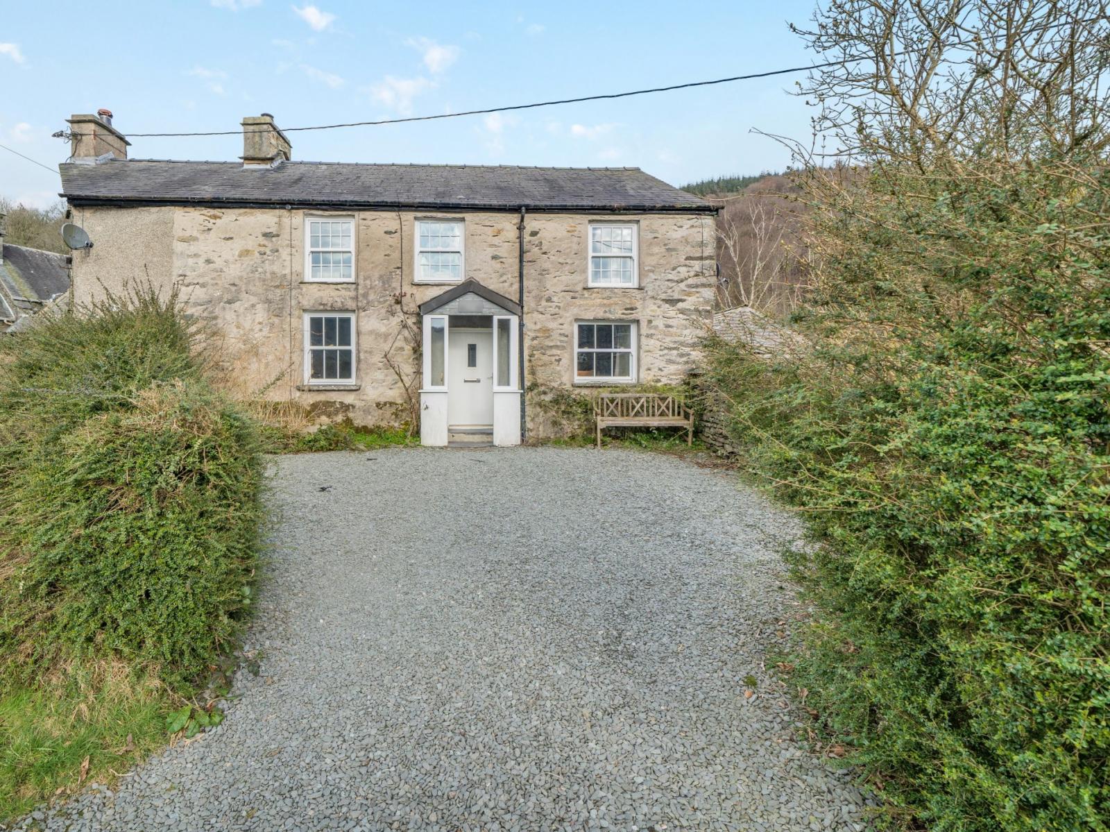 Looking at the front of the cottage and driveway from the road